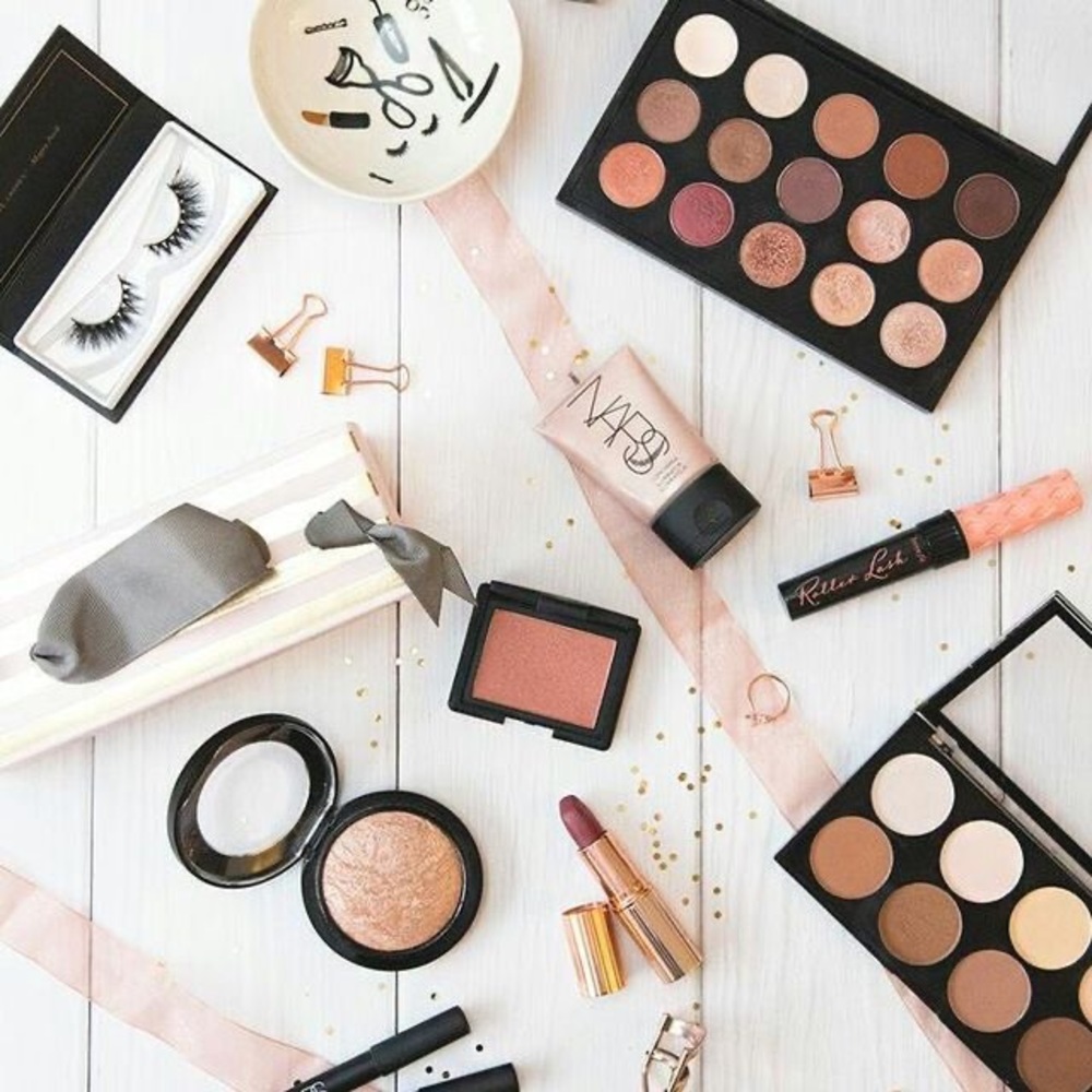Holiday Makeup Gift Set - Picture 3 of 5